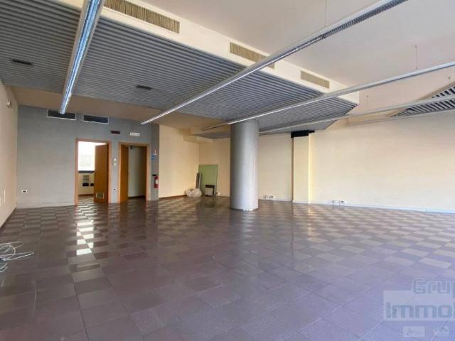 Locale Commerciale in affitto a Marche, Pesaro E Urbino