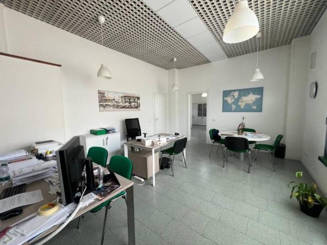 Locale Commerciale in affitto a Marche, Pesaro E Urbino
