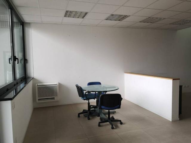 Locale Commerciale in affitto a Vismara, Marche