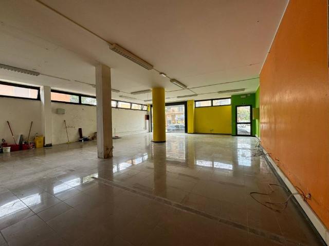 Locale Commerciale in affitto a Marche, Pesaro E Urbino