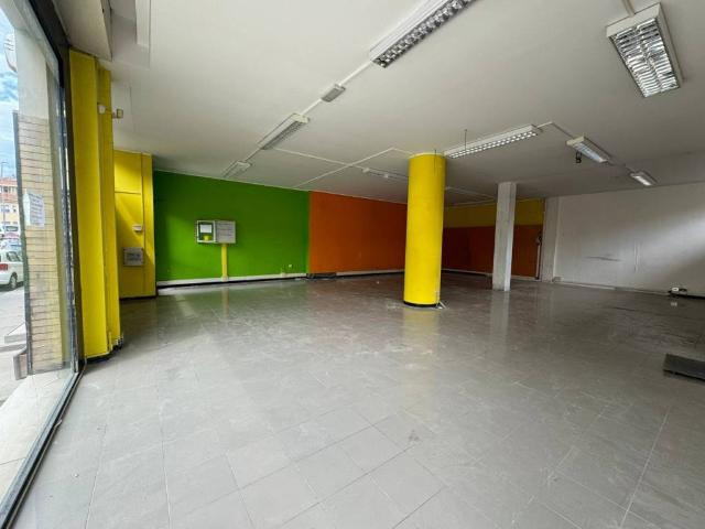 Locale Commerciale in affitto a Marche, Pesaro E Urbino