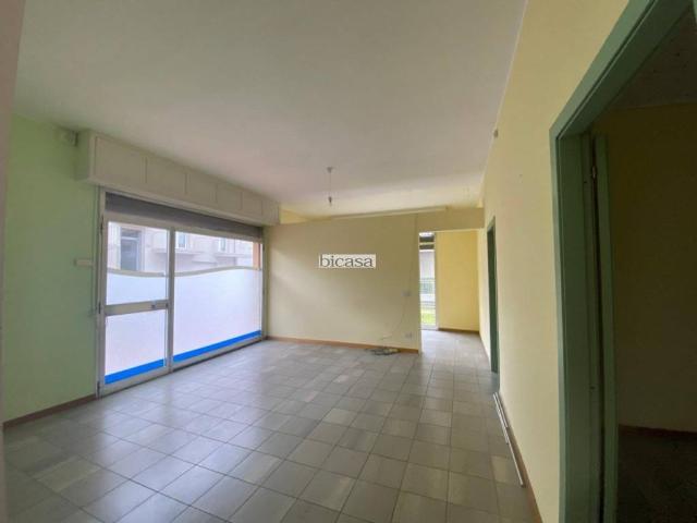 Locale Commerciale in affitto a Miralfiore, Marche