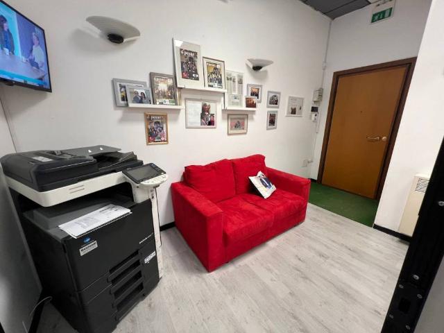 Locale Commerciale in affitto a Torraccia, Marche