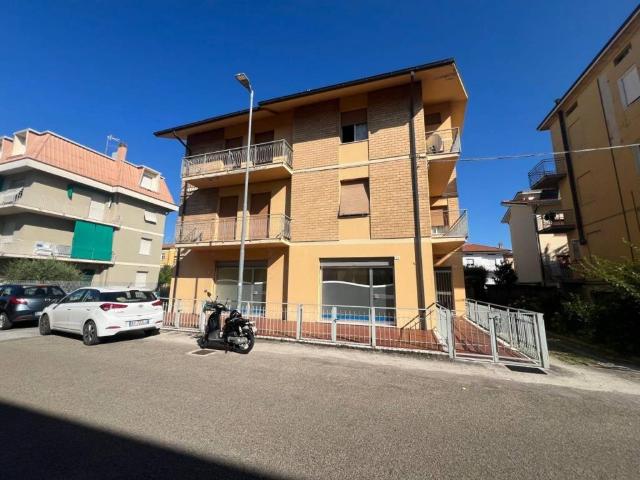 Locale Commerciale in affitto a Miralfiore, Marche