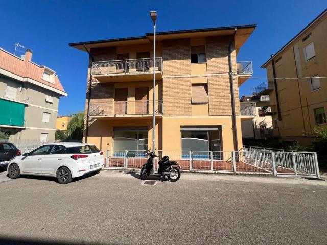 Locale Commerciale in affitto a Miralfiore, Marche