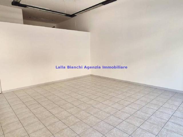 Locale Commerciale in affitto a Marche, Pesaro E Urbino