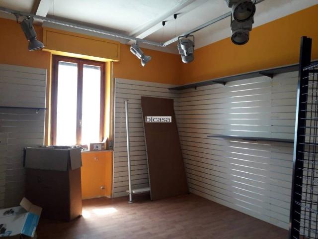 Locale Commerciale in affitto a Montegranaro, Marche