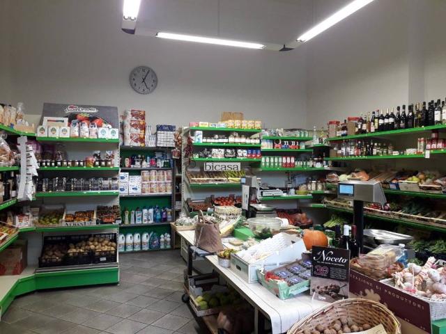 Locale Commerciale in affitto a Loreto, Marche