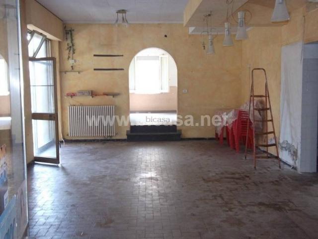 Locale Commerciale in affitto a Marche, Pesaro E Urbino