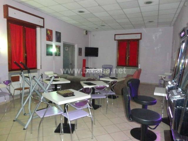 Locale Commerciale in affitto a Loreto, Marche