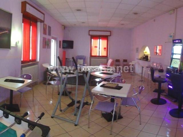 Locale Commerciale in affitto a Loreto, Marche