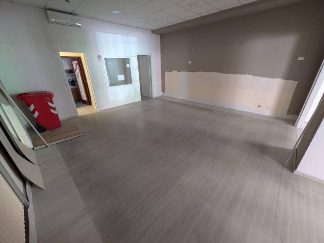 Locale Commerciale in affitto a Marche, Pesaro E Urbino