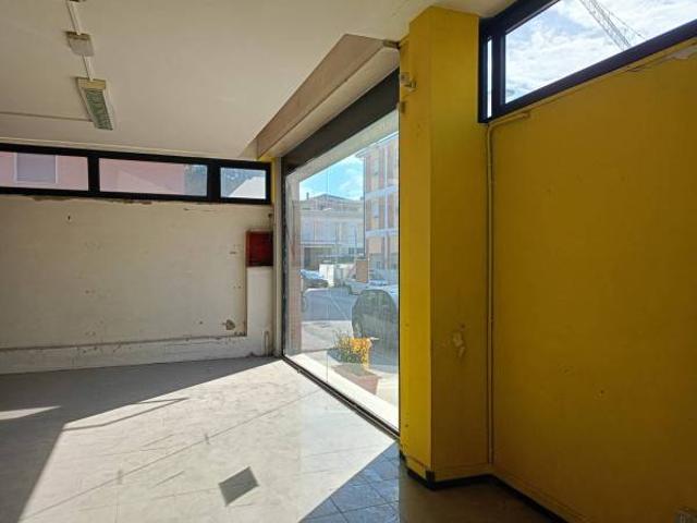 Locale Commerciale in affitto a Marche, Pesaro E Urbino