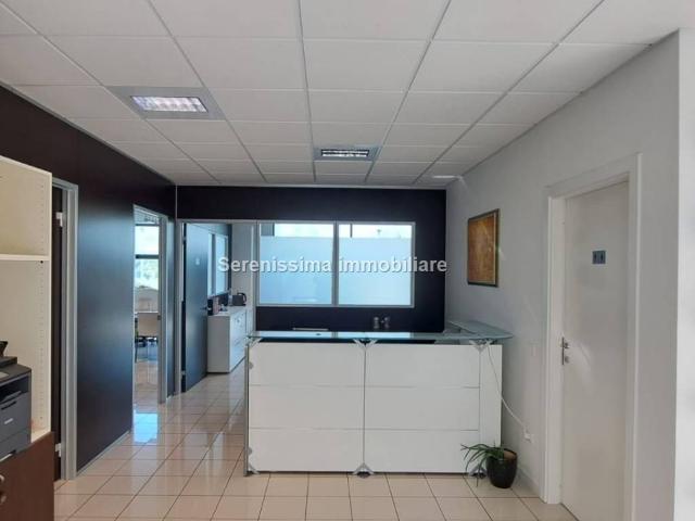 Locale Commerciale in affitto a Marche, Pesaro E Urbino