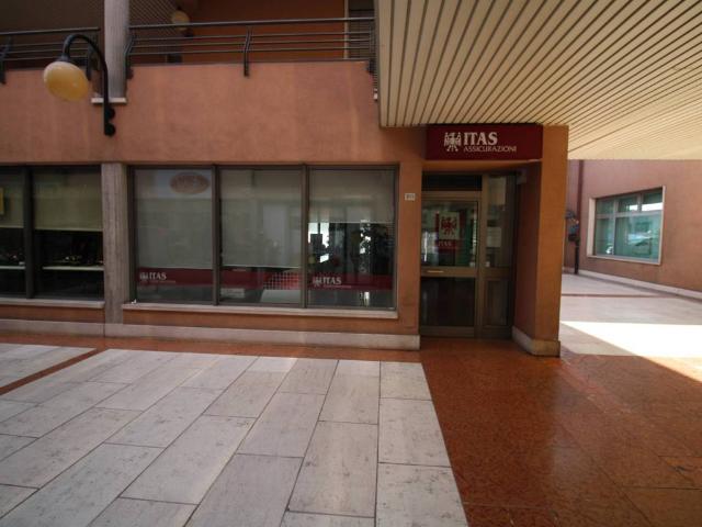 Locale Commerciale in affitto a Balconi, Pescantina