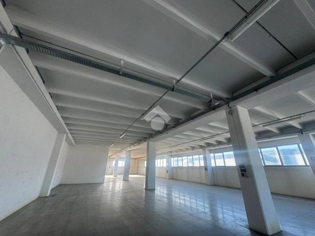 Locale Commerciale in affitto a Pescantina, Veneto