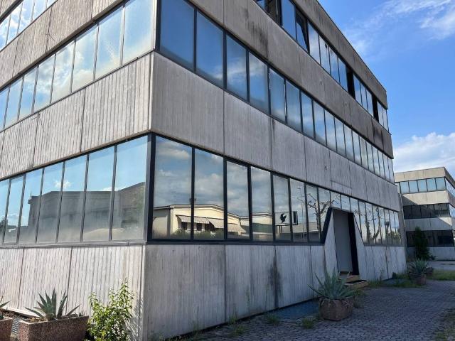 Locale Commerciale in affitto a Pescantina, Veneto