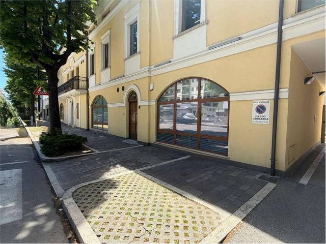 Locale Commerciale in affitto a Pescara, Abruzzo