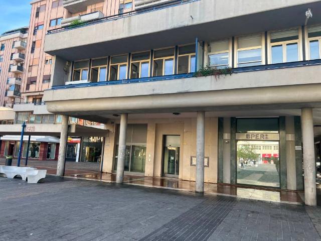 Locale Commerciale in affitto a Pescara, Abruzzo