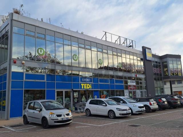 Locale Commerciale in affitto a Rancitelli, Pescara