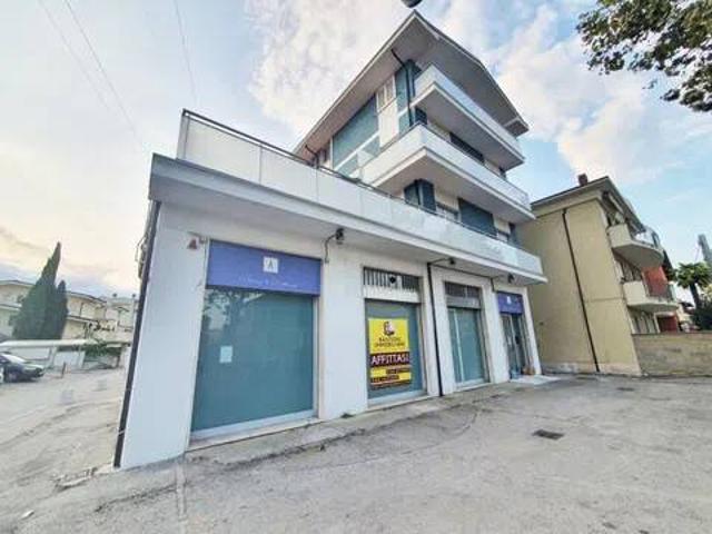 Locale Commerciale in affitto a Villa del Fuoco, Pescara