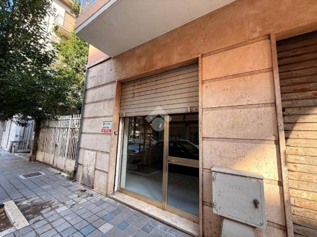Locale Commerciale in affitto a Rancitelli, Pescara