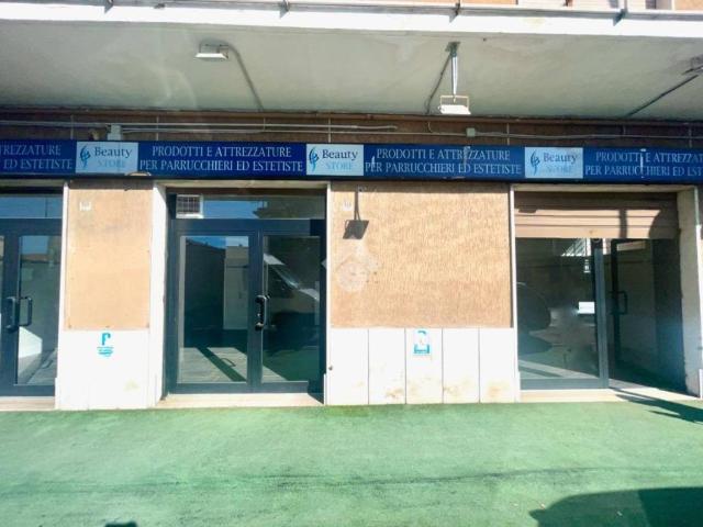 Locale Commerciale in affitto a Villa del Fuoco, Pescara