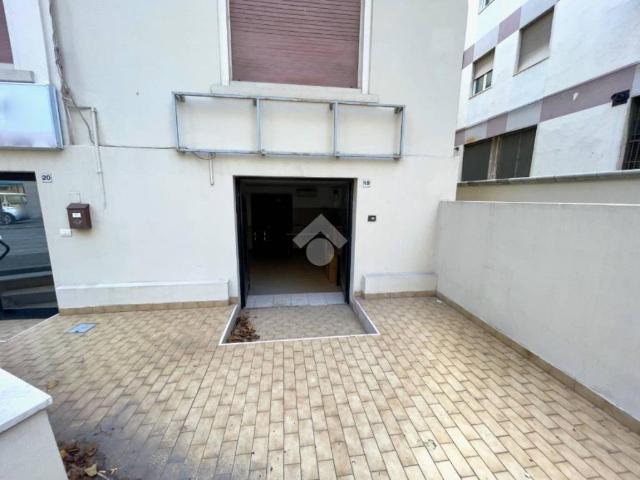 Locale Commerciale in affitto a Pescara, Abruzzo