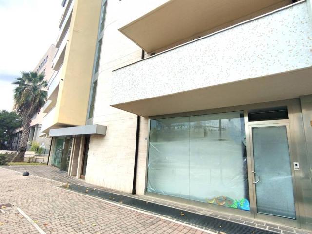 Locale Commerciale in affitto a Pescara, Abruzzo