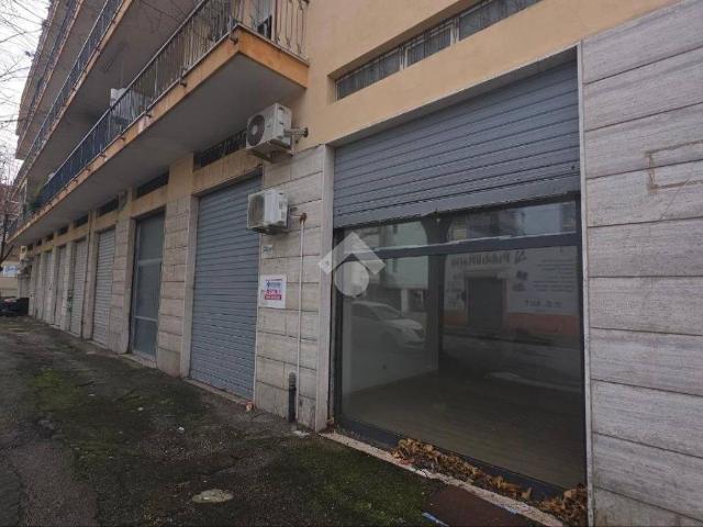 Locale Commerciale in affitto a Rancitelli, Pescara