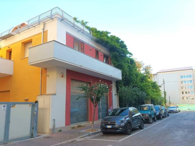 Locale Commerciale in affitto a Pescara, Abruzzo