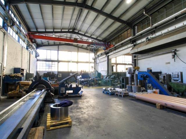 Locale Commerciale in affitto a Pescate, Lombardia