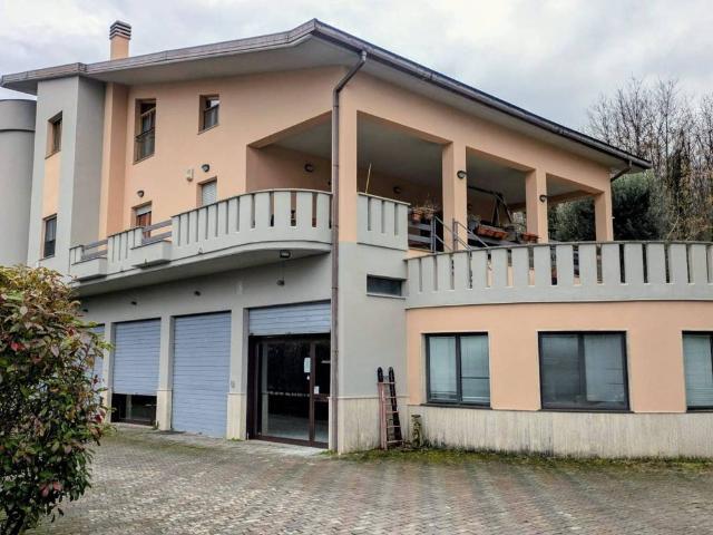 Locale Commerciale in affitto a Pesche, Molise