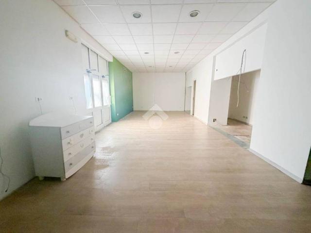 Locale Commerciale in affitto a Peschiera Borromeo, Lombardia