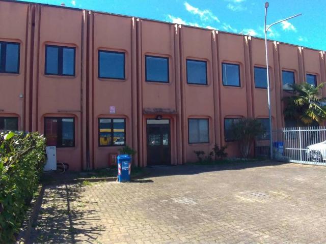 Locale Commerciale in affitto a Mezzate, Peschiera Borromeo