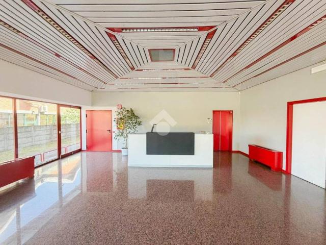 Locale Commerciale in affitto a Peschiera Borromeo, Lombardia