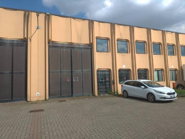 Locale Commerciale in affitto a Peschiera Borromeo, Lombardia