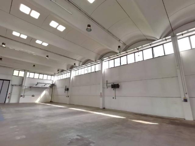 Locale Commerciale in affitto a Peschiera Borromeo, Lombardia