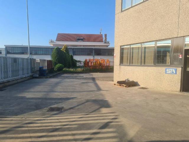 Locale Commerciale in affitto a Bettola, Peschiera Borromeo