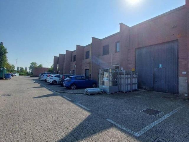Locale Commerciale in affitto a Peschiera Borromeo, Lombardia