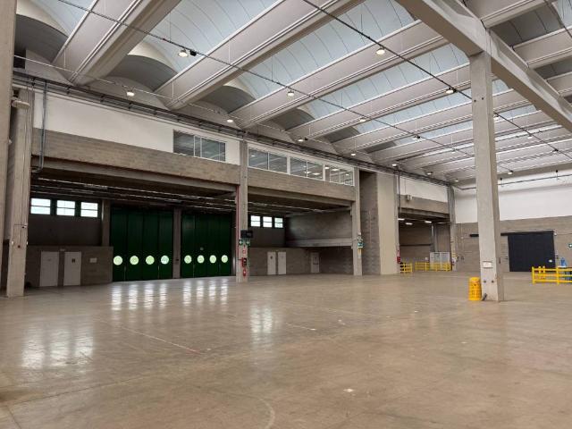 Locale Commerciale in affitto a Peschiera Borromeo, Lombardia
