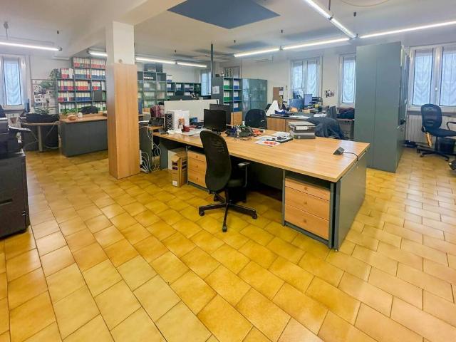 Locale Commerciale in affitto a Peschiera Borromeo, Lombardia
