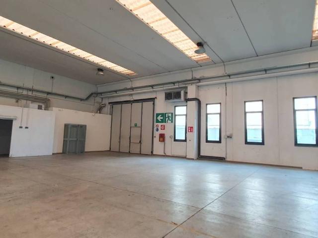Locale Commerciale in affitto a Peschiera Borromeo, Lombardia