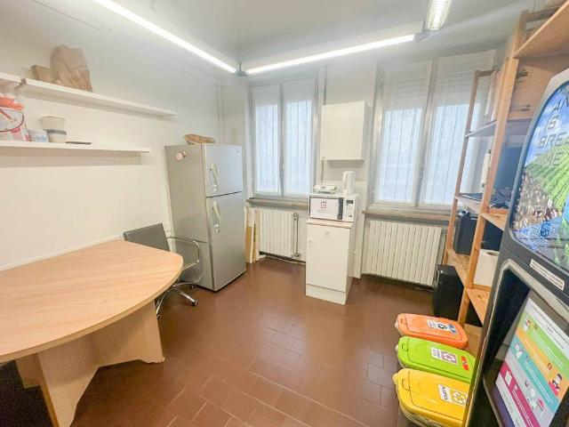 Locale Commerciale in affitto a Peschiera Borromeo, Lombardia