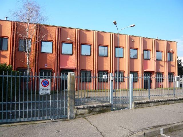 Locale Commerciale in affitto a Peschiera Borromeo, Lombardia