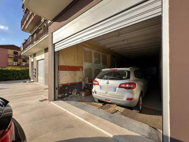 Locale Commerciale in affitto a Peschiera Del Garda, Veneto