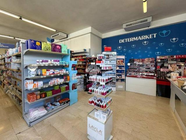 Locale Commerciale in affitto a Peschiera Del Garda, Veneto