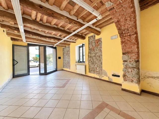 Locale Commerciale in affitto a Pescia, Pistoia