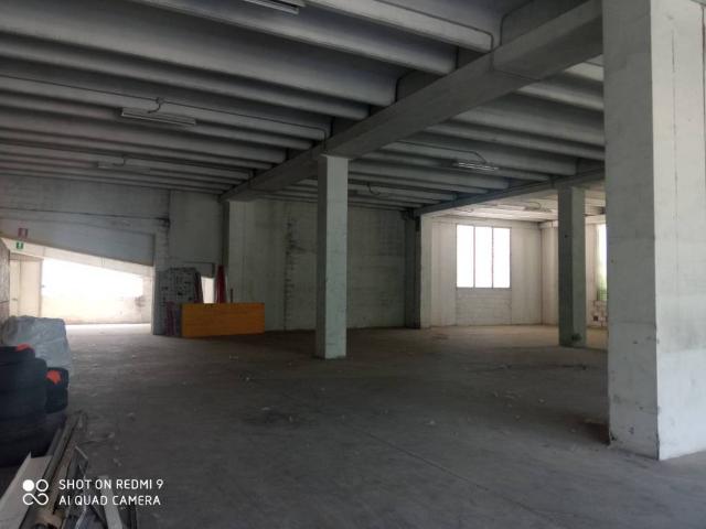 Locale Commerciale in affitto a Pessano Con Bornago, Lombardia