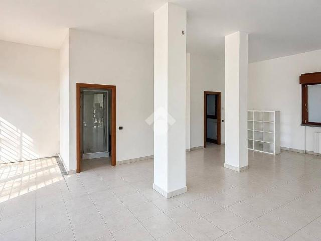 Locale Commerciale in affitto a Cascina Pariana, Pessano Con Bornago